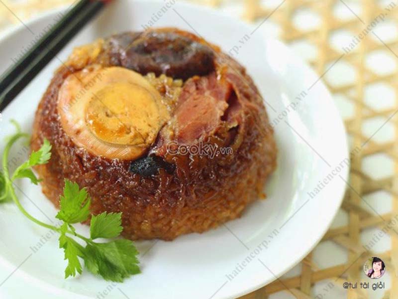 Steamed sticky rice with char siu meat eggs