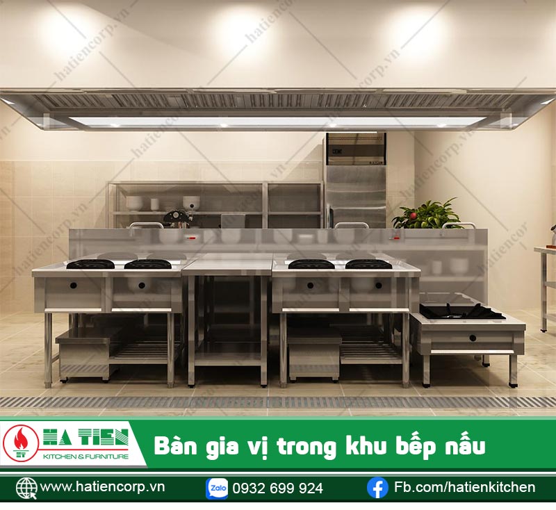 Bàn gia vị 1 kệ phẳng trong khu bếp nhà hàng