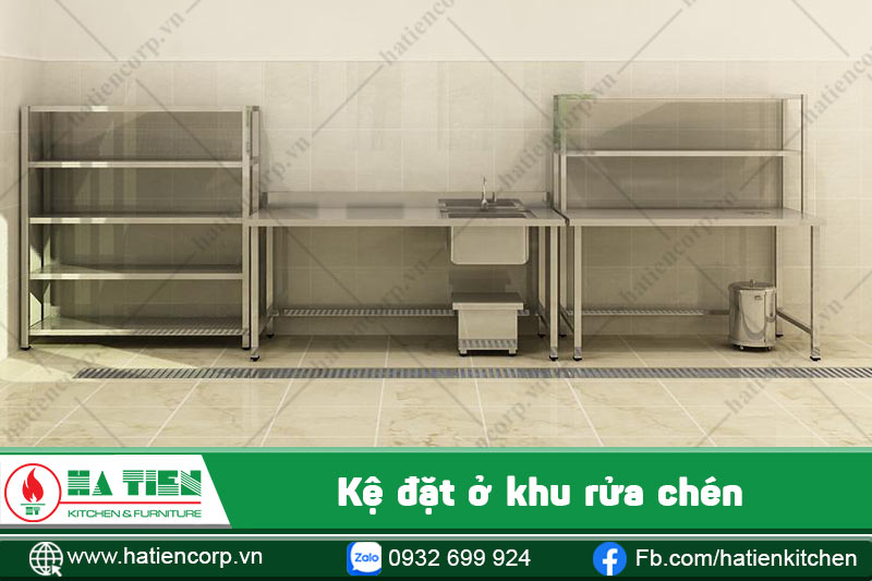 kệ đặt ở khu rửa chén