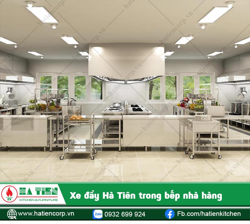 Xe đẩy inox Hà Tiên trong bếp nhà hàng