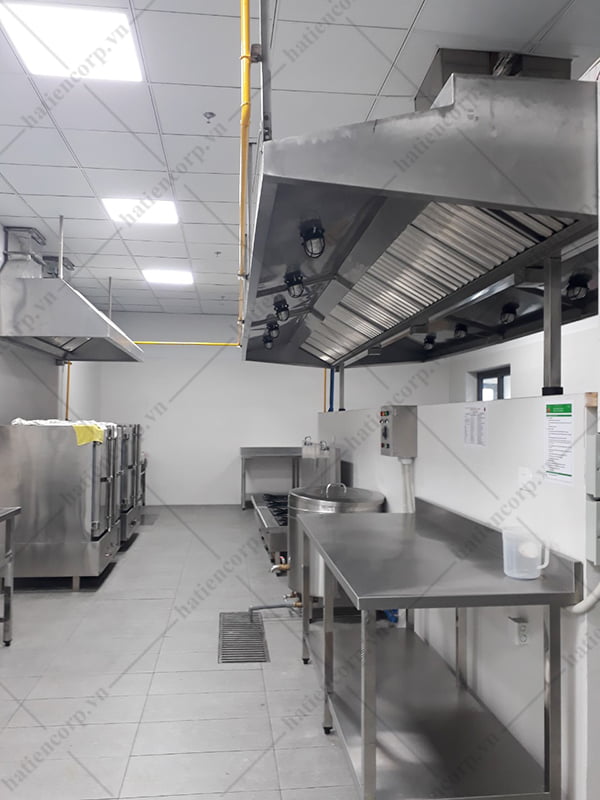 Bàn inox 2 tầng có thành trong khu vực bếp