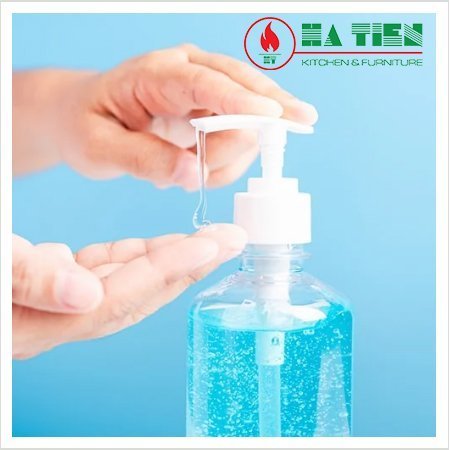 Rửa tay bằng nước rửa tay chuyên dụng có chứa cồn