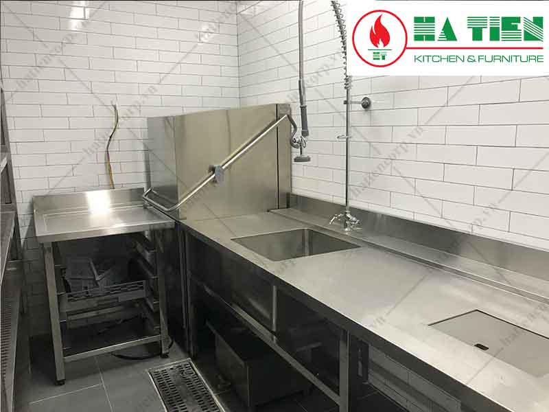 Khu vực rửa chén với máy rửa chén, chậu rửa, bàn inox