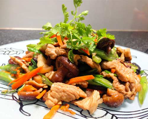 chế biến thức ăn bằng bếp á