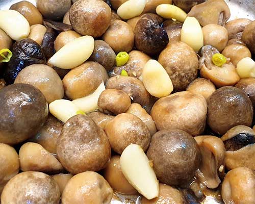 xào nấm bằng bếp á công nghiệp