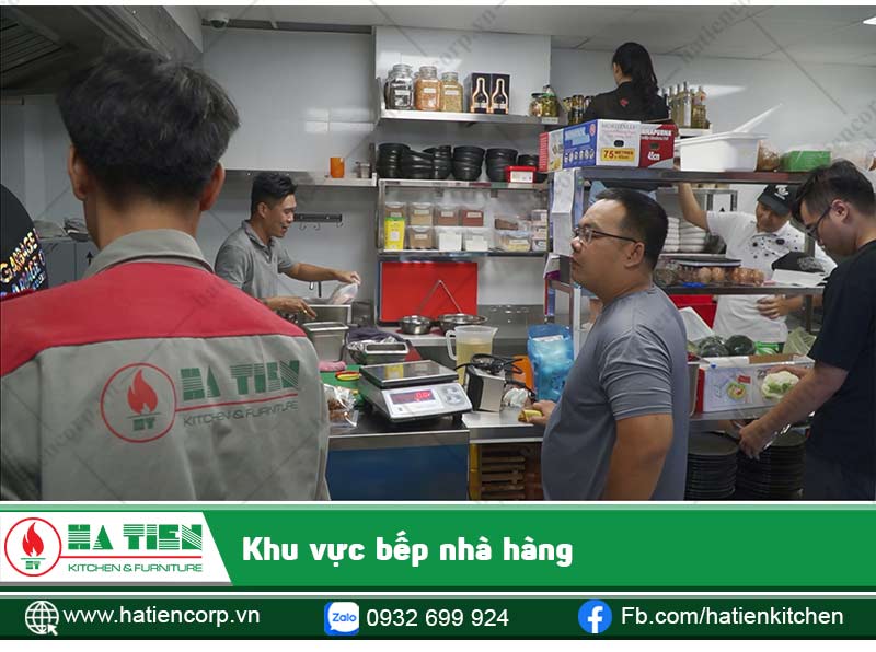 Nhân viên kỹ thuật của Hà Tiên hỗ trợ hướng dẫn sử dụng sản phẩm