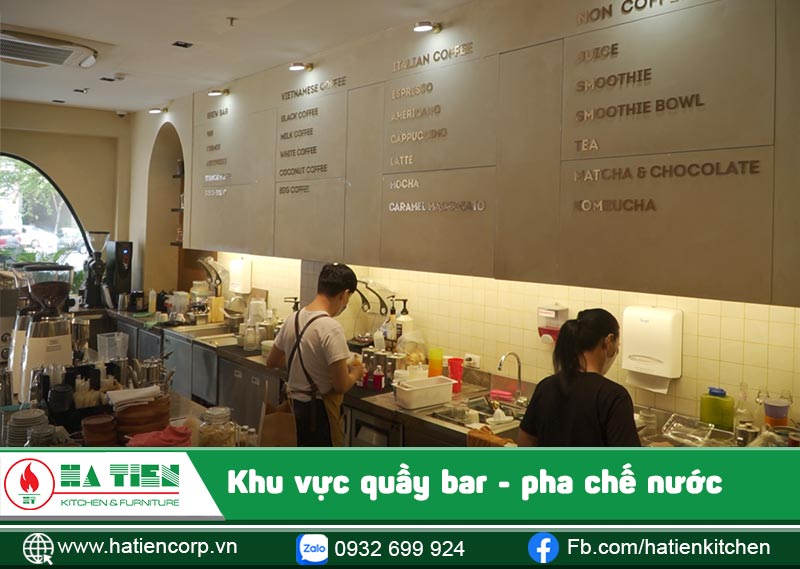 Menu được thiết kế phía trên khu pha chế, nhìn đơn giản và ấn tượng