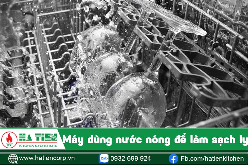 Máy rửa ly công nghiệp dùng nước nóng để làm sạch ly, cốc