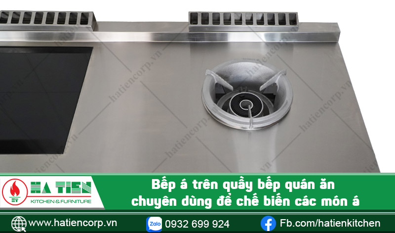 Bếp á trên quầy bếp quán ăn