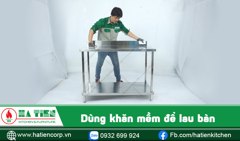 Dùng khăn mềm vệ sinh bàn inox