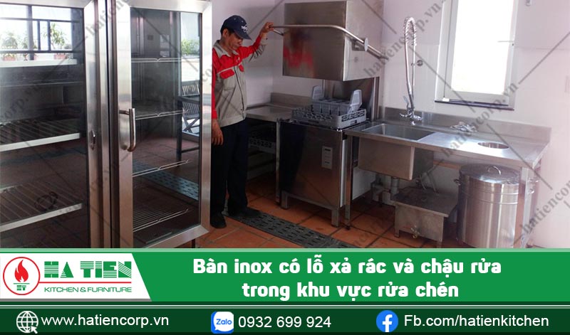 Bàn inox có lỗ xả rác trong khu vực rửa chén