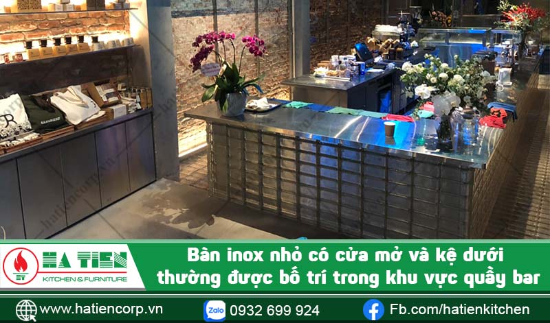 Bàn inox nhỏ trong khu vực quầy bar