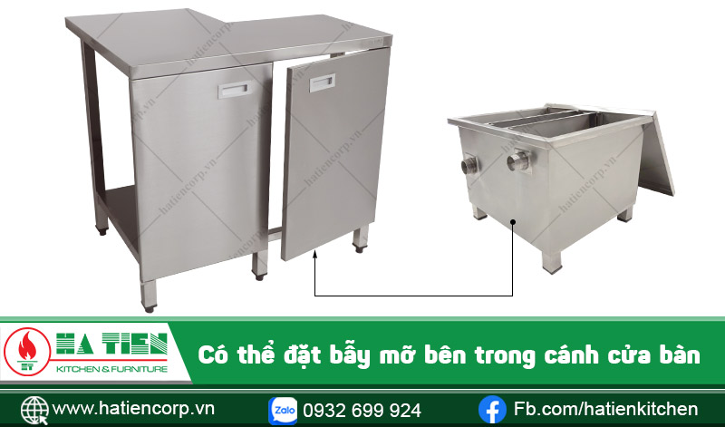 Đặt bẫy mỡ bên trong bàn inox nhỏ có kệ