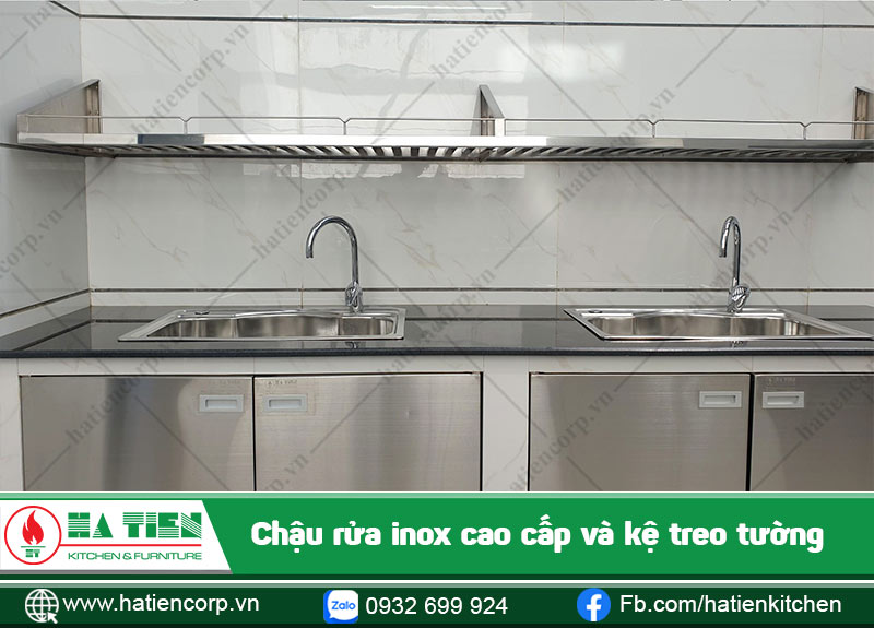 Chậu rửa hiện đại với kệ phía trên để úp ly chén