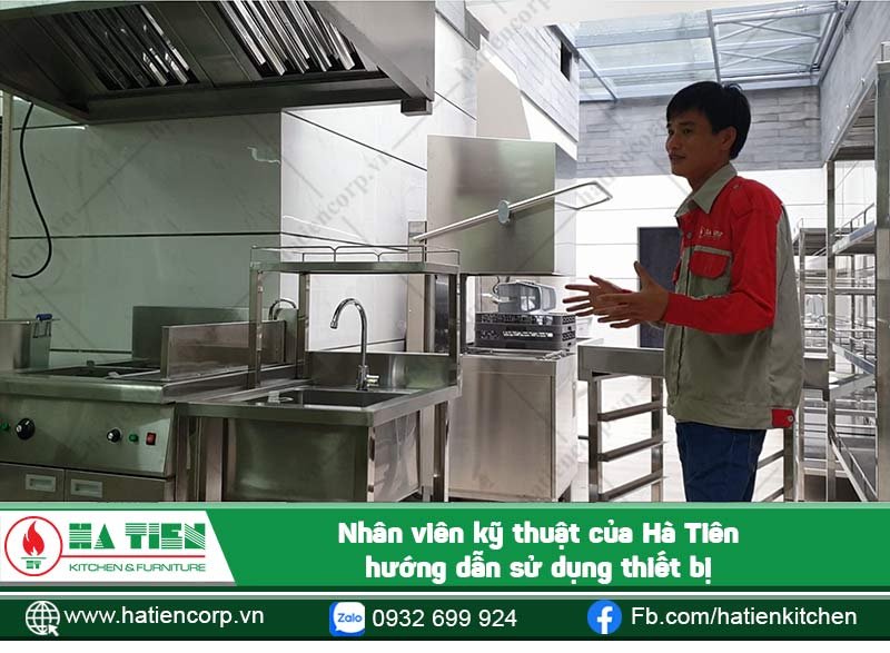 Nhân viên hướng dẫn sử dụng máy rửa chén