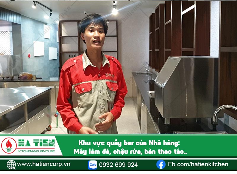Trong quầy bar có nhiều thiết bị khác nhau như chậu rửa, bàn thao tác, tủ đá....