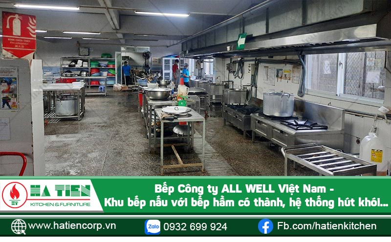 Khu bếp nấu với bếp hầm, bàn inox và hệ thống hút khói