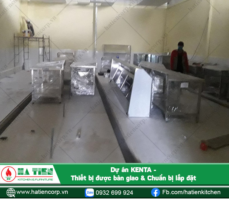 Bàn, kệ, chậu inox và nhiều thiết bị quan trọng khác