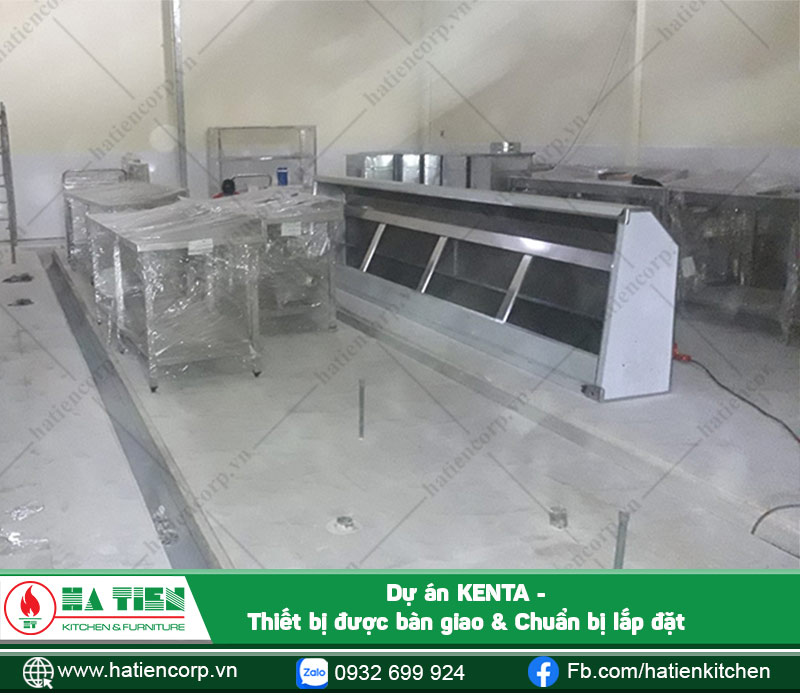 Khu bếp chính với các thiết bị như bếp hầm, bàn gia vị, bếp á, tủ nấu cơm...