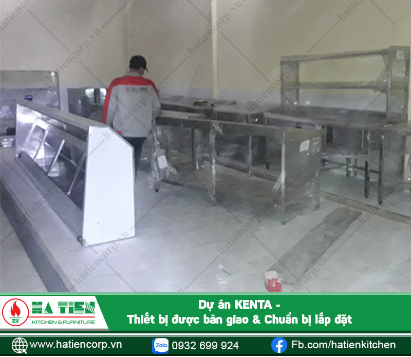 Nhân viên kỹ thuật kiểm tra và chuẩn bị bố trí thiết bị