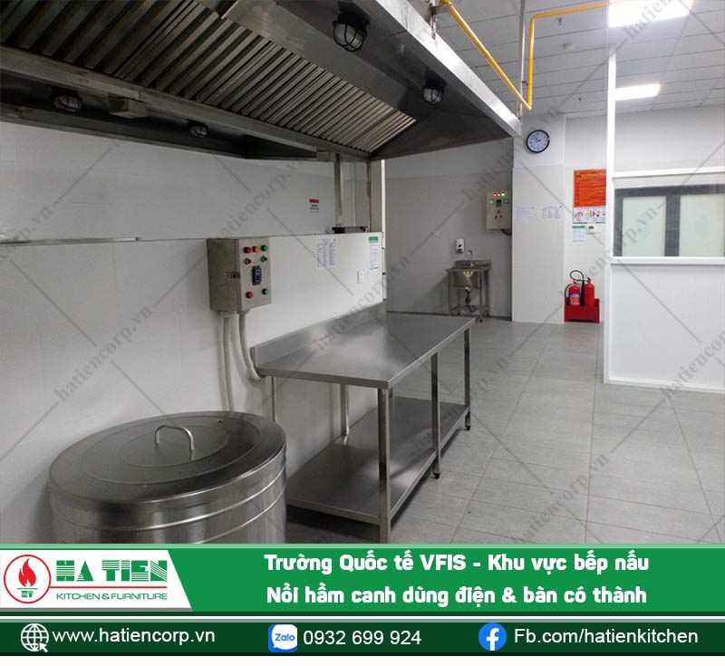 Bàn chuẩn bị thức ăn đặt cạnh bếp, thuận tiện thao tác 