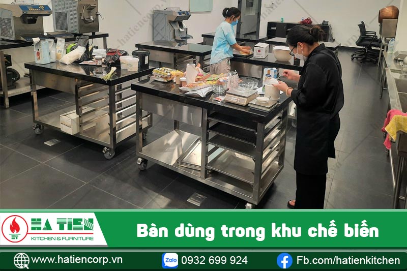bàn inox chuyên dùng ở khu chế biến