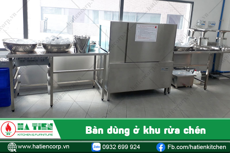 bàn inox chuyên dùng ở khu rửa chén