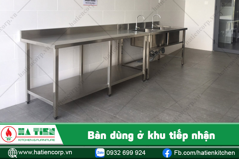 Bàn inox chuyên dùng ở khu tiếp nhận