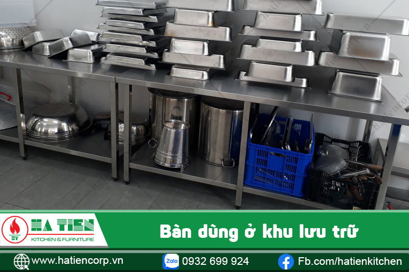 Bàn inox chuyên dùng ở khu lưu trữ