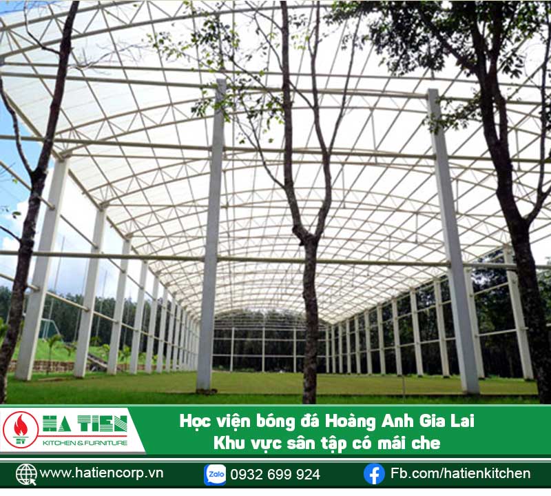 Ngoài 5 sân tập chính ngoài trời, Học viện còn đầu tư một sân tập có mái che