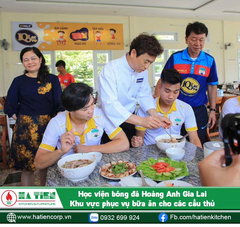 Các chuyên gia dinh dưỡng của công ty cổ phần sữa chuyên nghiệp Việt Nam (VPMilk) chăm sóc bữa ăn cho các cầu thủ