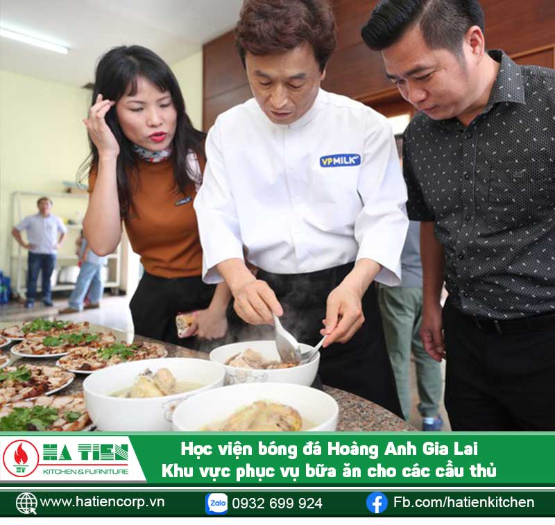 Các chuyên gia dinh dưỡng của công ty cổ phần sữa chuyên nghiệp Việt Nam (VPMilk) chăm sóc bữa ăn cho các cầu thủ