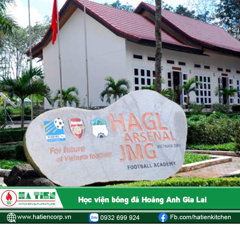 Trong khuôn viên Học viện có hai tảng đá lớn tượng trưng cho hai chiếc giày của các cầu thủ.