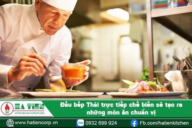 Đầu bếp Thái trực tiếp chế biến
