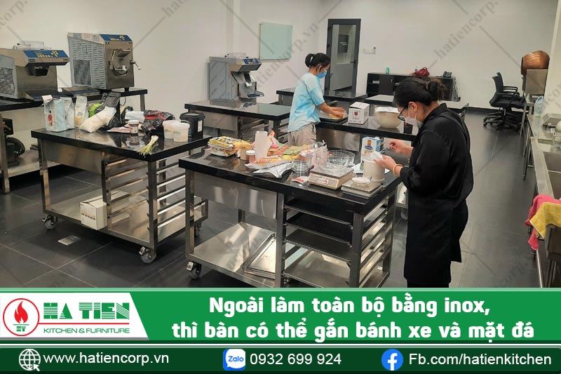 bàn mặt đá gắn bánh xe