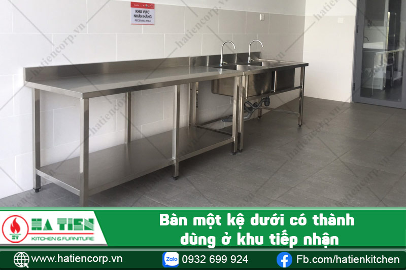 bàn có thành đặt ở khu tiếp nhận