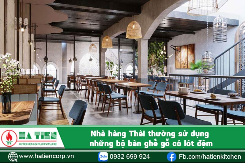 các bộ bàn ghế bằng gỗ có đệm ngồi