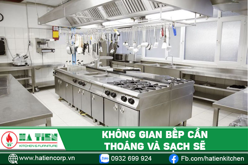 Khi lựa chọn thiết bị cần lưu ý đến tổng thể khu bếp. Đảm bảo không gian bếp thông thoáng, sạch sẽ