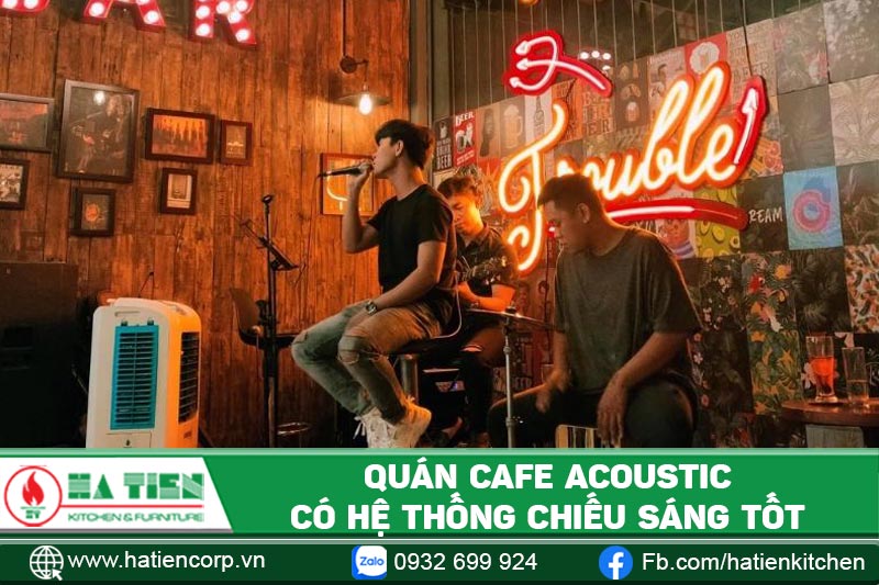 Quán cà phê acoustic có hệ thống chiếu sáng tốt