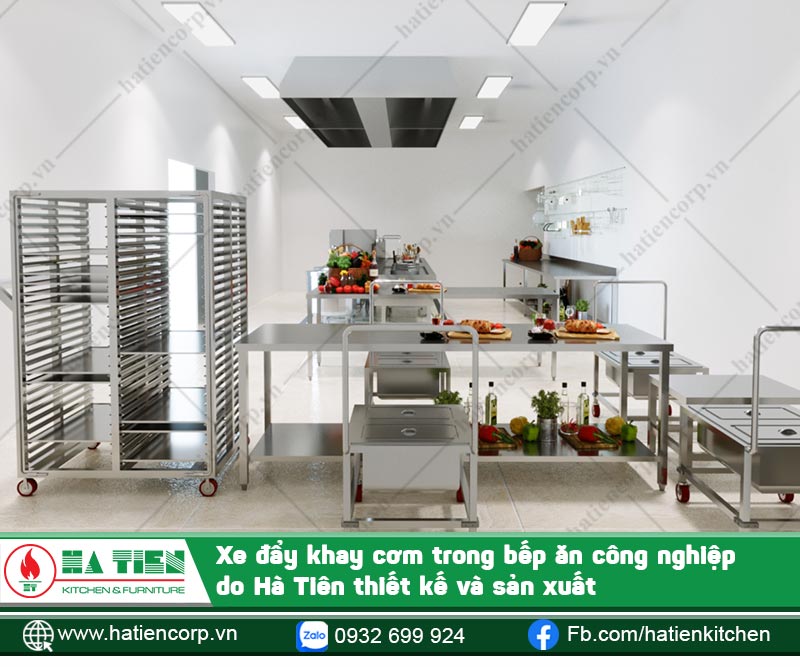 Xe đẩy khay cơm trong bếp công nghiệp