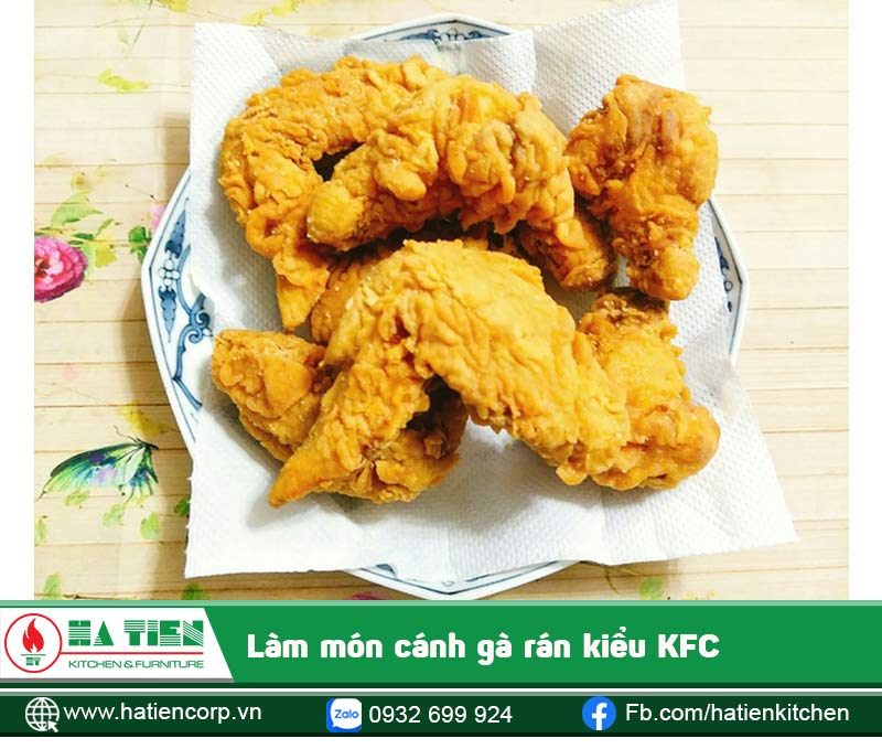 Thả cánh gà đã tẩm bột vào chiên