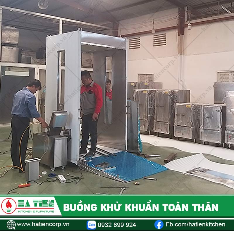 Giám đốc của Hà Tiên kiểm tra và giám sát quá trình lắp đặt sản phẩm