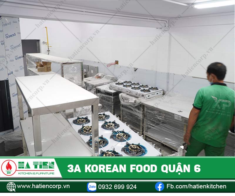 Bàn inox, kệ đặt trên bàn… là các thiết bị rất cần thiết trong bếp