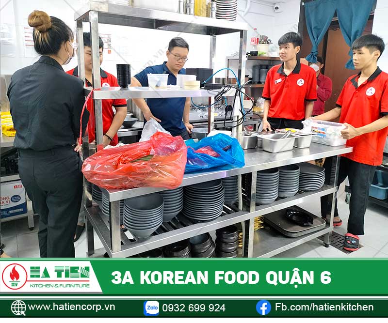 Bàn có kệ dưới và kệ nhiều tầng là thiết bị hữu ích trong việc chứa các vật dụng trong bếp