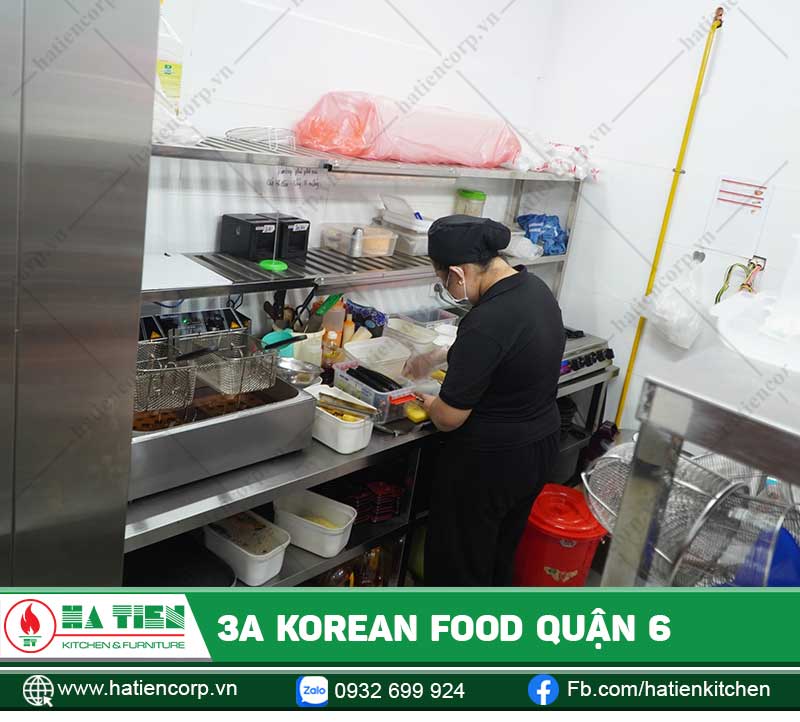 Khu chế biến món chiên như gà rán, khoai tây chiên, sử dụng bếp chiên nhúng, bàn nhiều tầng và kệ inox 304