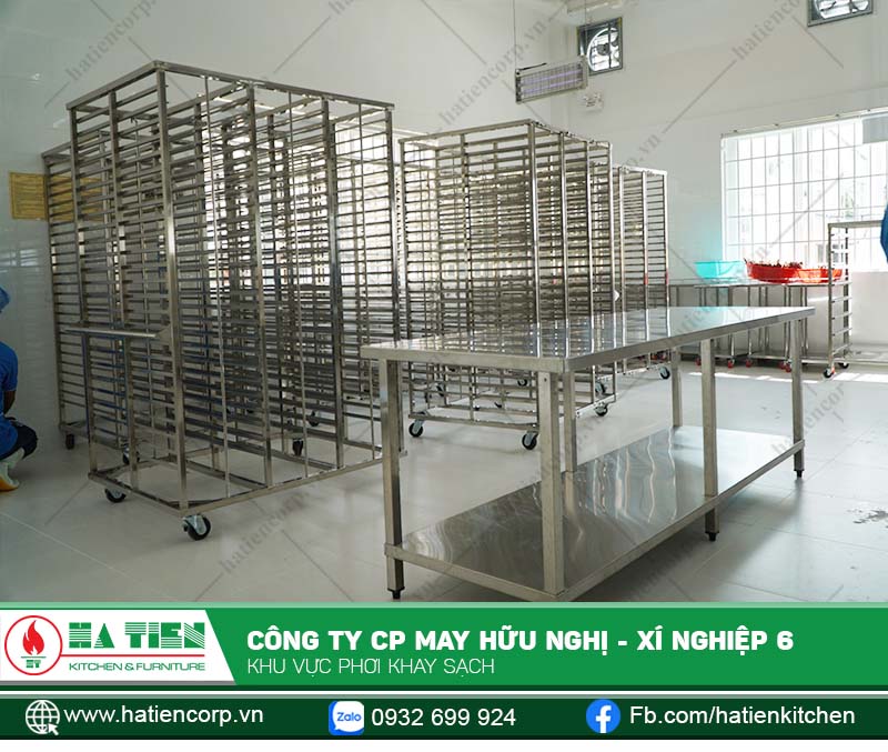 Khay được làm sạch và phơi khô tại khu vực phơi khay