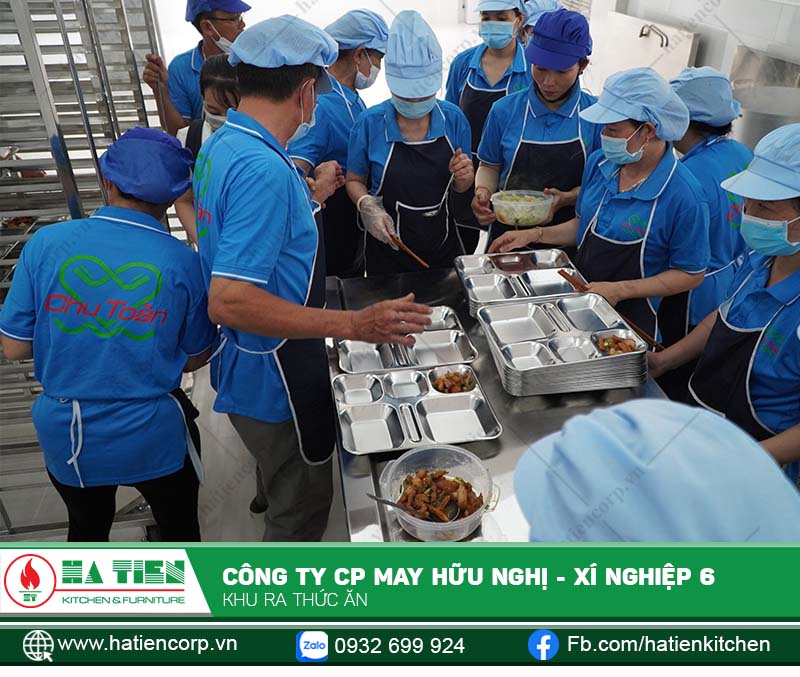 Món ăn được soạn ra các khay theo tiêu chuẩn suất ăn công nghiệp