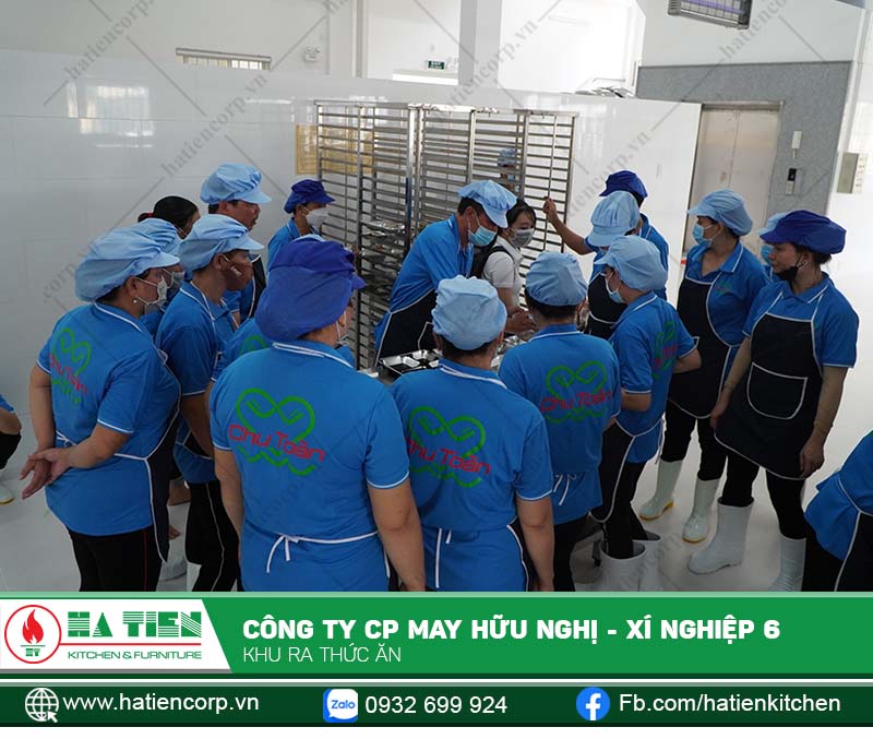 Sau đó được xếp lên các khay để vận chuyển