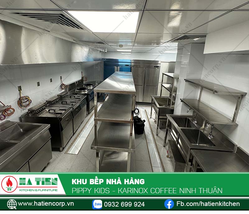 Bếp được thiết kế với không gian rộng rãi và tiện nghi, đáp ứng đầy đủ các yêu cầu của đầu bếp để chuẩn bị những món ăn ngon nhất