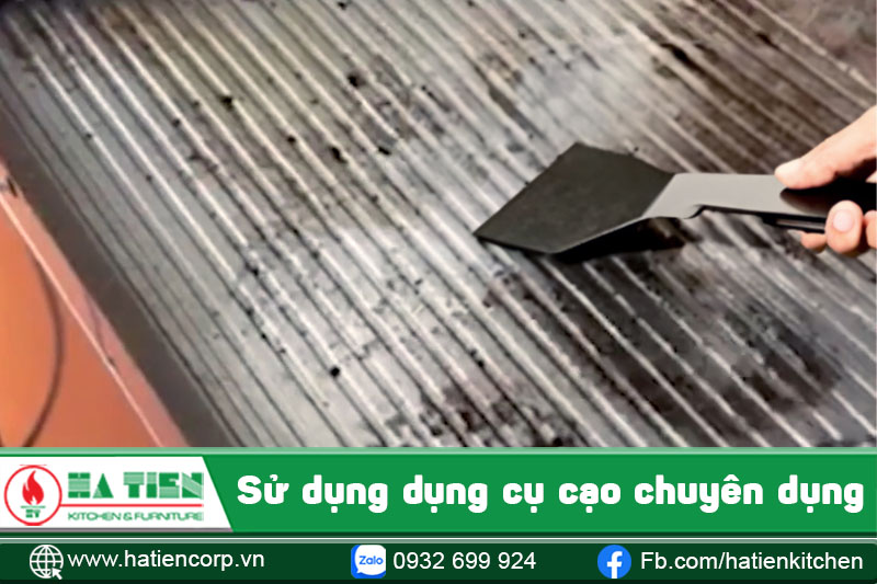 Sử dụng dụng cụ vệ sinh chuyên dụng